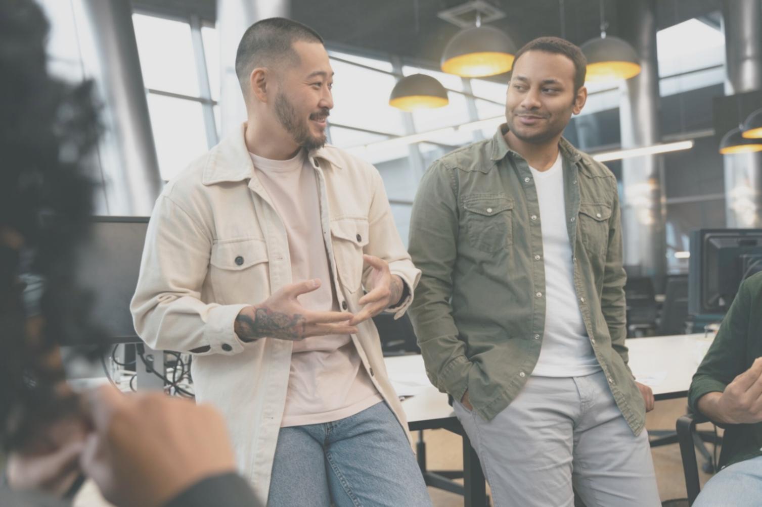 Professionnels analysant des données financières lors d'une session de formation