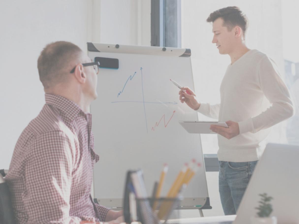 Équipe collaborative analysant des données budgétaires sur écrans multiples
